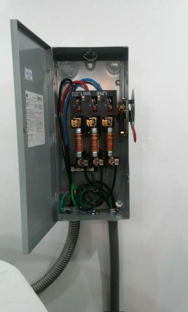 Three-phase disconnect switch installed for Smoke Detector Installation in Raymondville